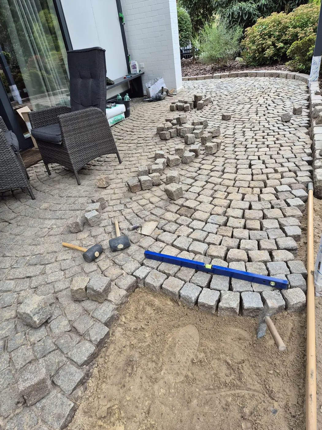 Baustelle: Natursteinpflaster wird im Bogenverband gesetzt