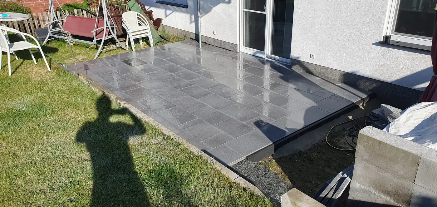 Neue Terrasse mit Plattenbelag am Haus